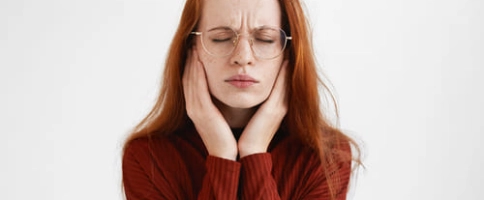 девушка с болевым синдромом после запоя